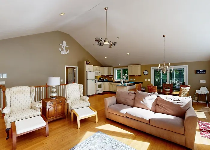 Spacious Pet Friendly House W/Private Pool Table, Ping Pong Table & Free Wifi