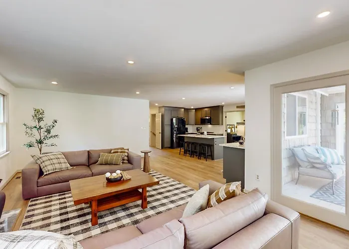 Stunning Lakefront Retreat W/Firepit, Game Room, & Water Views