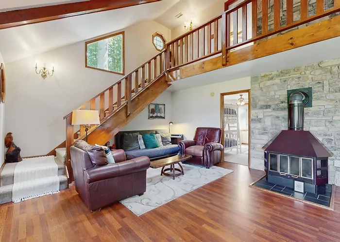 Relaxing Lakeside Retreat With Boathouse, Dock, Deck, Firepit And Screened Porch