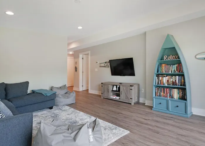 Custom Lakefront Home With Private Beach, Dock & Firepitq