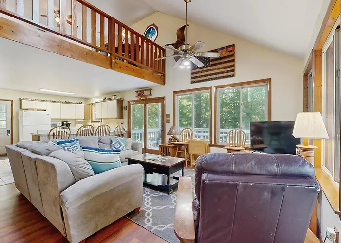 Relaxing Lakeside Retreat With Boathouse, Dock, Deck, Firepit And Screened Porch
